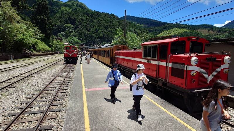 慶祝阿里山林鐵通車112週年，3日舉辦感恩活動。阿里山林鐵當前定位已不只運輸，更提供人文體驗，除了帶民眾前往阿里山，也帶大家體驗每個林鐵小站的風土人情、歷史文化。圖為阿里山林鐵奮起湖車站