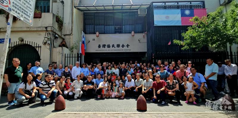 超過百名僑民聚集於阿根廷台灣會館，參加元旦升旗典禮，僑民精神飽滿地迎接國旗升起的重要時刻