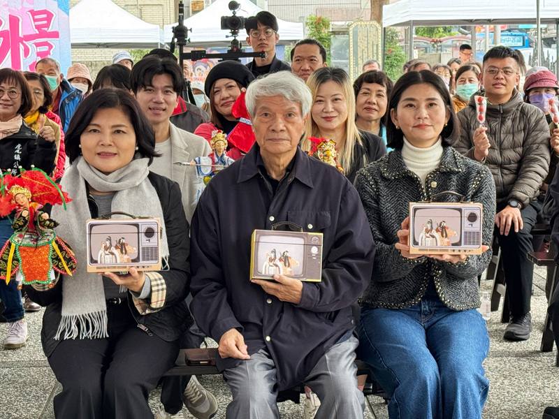 適逢布袋戲國寶黃海岱125歲冥誕，也是雲林布袋戲日，縣府2日舉辦紀念活動，縣長張麗善（前排左1）、黃家第3代黃逢時（前排中）等人出席，緬懷黃海岱的傳藝精神。