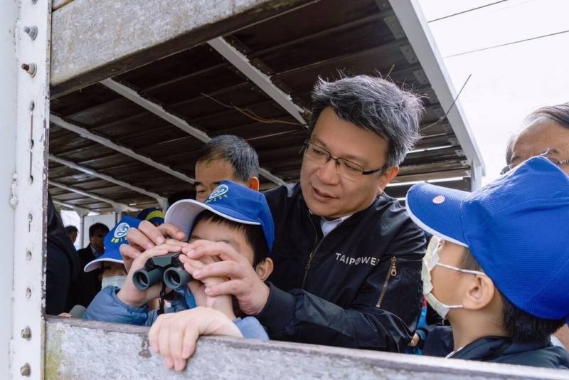 台電董事長曾文生與新港國小師生一起賞鳥，尋找黑面琵鷺、琵嘴鴨、赤頸鴨等候鳥的可愛身影。