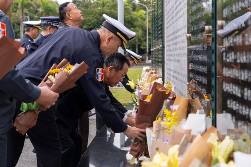 國防部長顧立雄2日前往「0102紀念專區」追思悼念