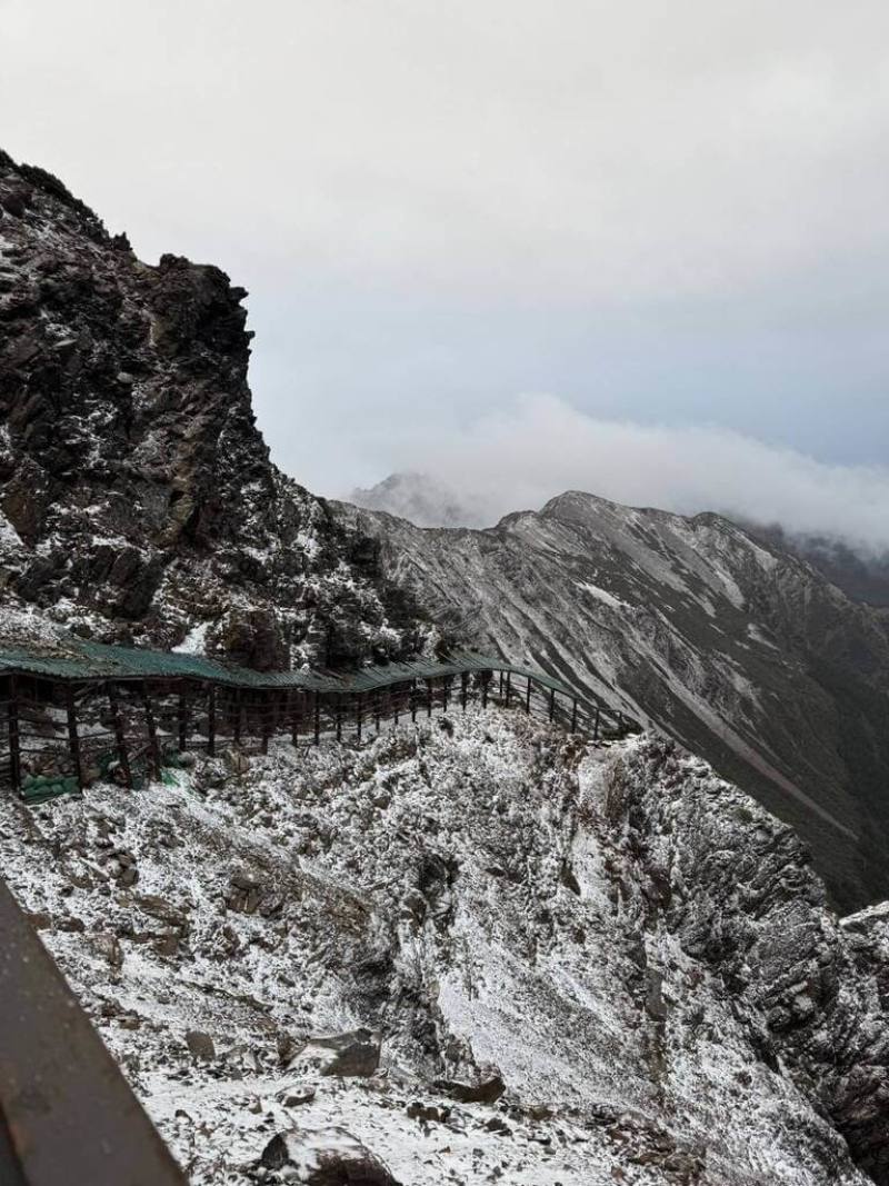 玉山國家公園管理處3日表示，玉山主峰線碎石坡至主峰頂步道積雪、結冰，由於地形陡峭再加上積雪結冰，導致步道溼滑，且因風速強勁，滑落風險大幅提升，需具冰、岩混和攀登技術。（陳姓山友提供）