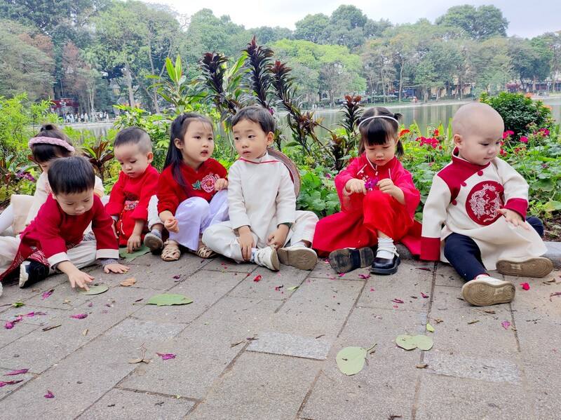 越南官方數據顯示，2024年越南每名育齡女性僅生育1.91名孩子，寫下有紀錄以來新低。圖為穿著傳統服飾的越南幼童。