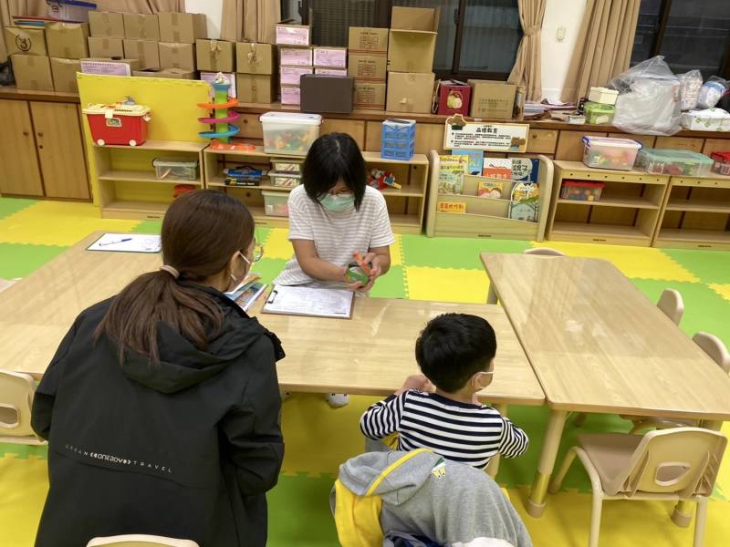 現場提供家長及幼兒諮詢服務（桃園市東門國小學前特教據點）