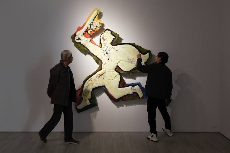 藝術家李明則全新個展「走自己路的」4日下午在台北舉辦開幕茶會，展覽除有畫作外，也展示李明則數件全新複合媒材創作，結合民俗故事人物造型打造如「飛仙劍俠」（圖）等作品