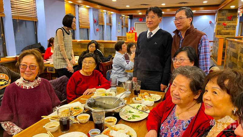 右起，曹李秀萍、呂錦芳，以及李伍綺蓮(左二)都是紐英崙婦女新運會的資深幹部