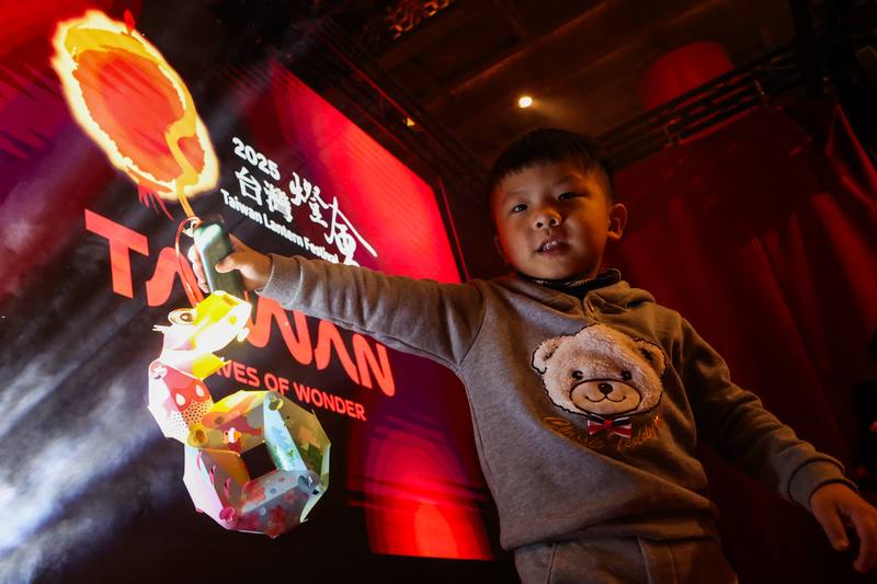 A child carries a handheld lantern designed for the festival, which can be shaped into numbers 0 to 9 or various snake designs. CNA photo Jan. 3, 2025