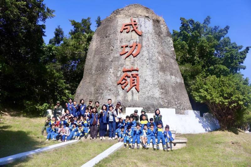 清水幼兒園師生與官兵代表一同合影