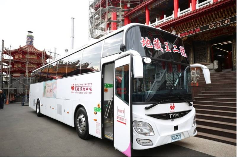 嘉義市九華山地藏庵5日捐贈全電動捐血車「地藏王二號」，以實際行動推動綠色公益，展現對環境永續的承諾。（嘉義市政府提供）