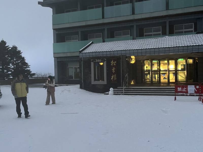 低溫搭配水氣，合歡山5日深夜至6日凌晨降雪一波接一波，雪量創入冬最大，清晨雖然雪停，但地面已有明顯積雪，松雪樓積雪約0.5公分。（松雪樓提供）