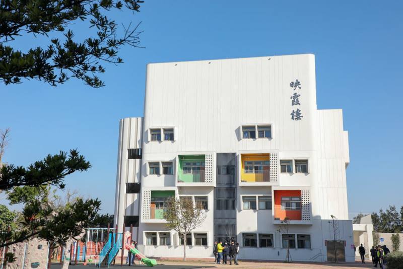 台中市梧棲區梧南國民小學二期校舍「映霞樓」規劃包含幼兒園、國小教室及活動中心，市府爭取中央補助，斥資新台幣1億6000多萬元新建，6日落成啟用。（台中市政府提供）