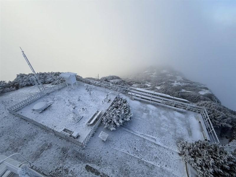 A thin layer of snow covers a weather station on Yushan in Nantou County on Monday. Photo courtesy of Central Weather Administration Jan. 6, 2025