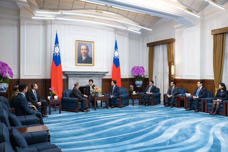 President Lai exchanges views with new Guatemala Ambassador Luis Raúl Estévez López.