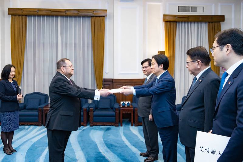 President Lai receives the credentials from new Guatemala Ambassador Luis Raúl Estévez López.