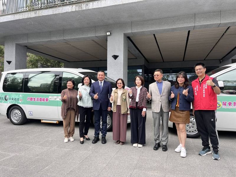 屏東縣政府2年前推動行動生活復能車，結合物理治療人員深入鄉鎮，已服務逾4萬人次。屏東縣長周春米（右4）感謝中洲建設董事長黃啟倫（右3）及印象建設董事長王世賢（左3）各捐贈1輛車及設備，9日起共有7輛車巡迴鄉鎮，讓服務量能再提升