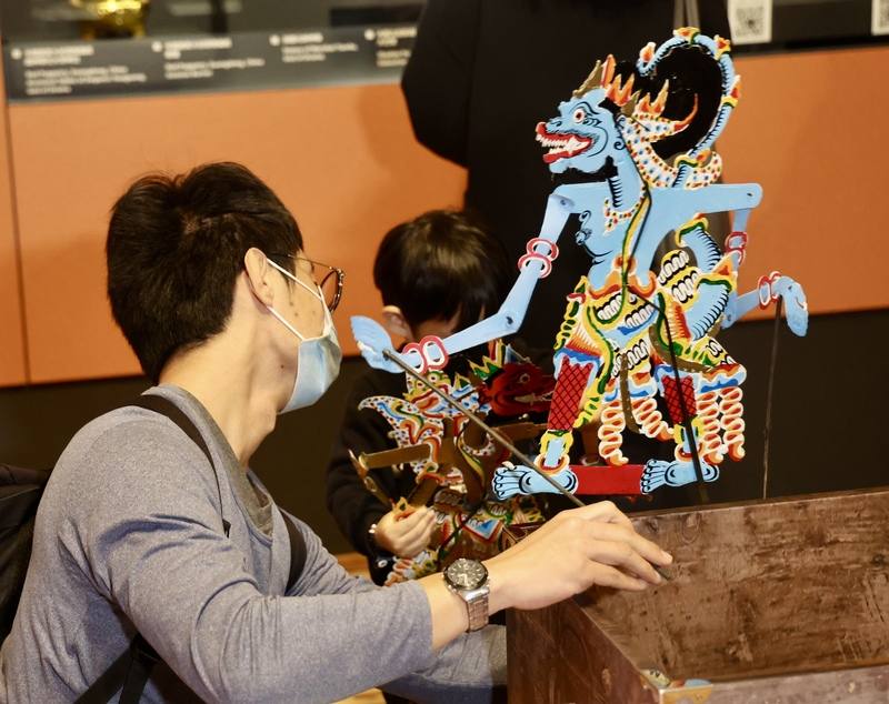 Exhibition visitors observe a wayang kulit (Javanese shadow puppet) at a puppet exhibition at the National Taiwan Museum in Taipei. CNA photo Jan. 6, 2025