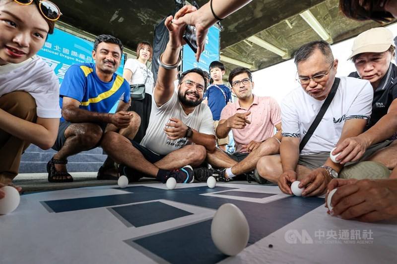 Foreign visitors engaged in Mid-Autumn Festival celebrations in this CNA file photo