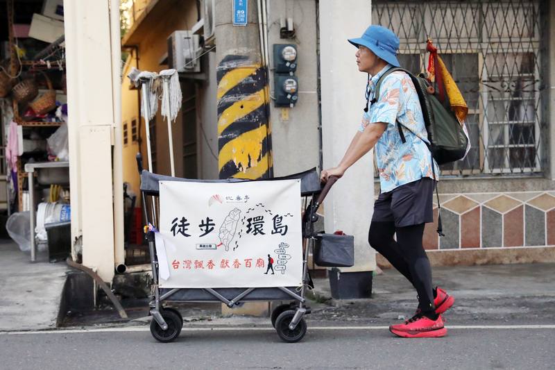 高雄市製香師林宏歷（圖）有感近年天災頻傳，盼以實際行動搭配自身專業為台灣祈福，他6日從小港區出發環島，期間選擇767間廟宇參訪，並推著拖車載運「台灣飄香」平均分配捐贈廟宇