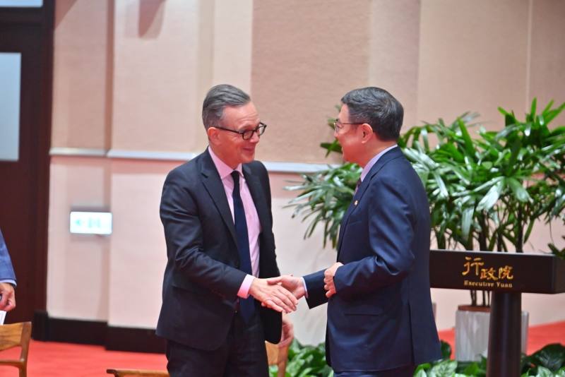 Premier Cho Jung-tai (right) meets with a US-Taiwan Business Council delegation led by its president, Rupert Hammond-Chambers.