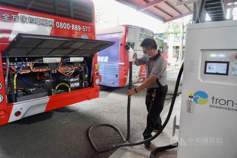 圖為台灣客運業旗下的電動公車充電情形