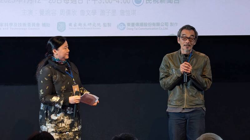 東臺傳播製作人袁瑗（左）受肺癌權威楊泮池演講啟發，在與國家衛生研究院合作科普影片企劃中，以「上醫」治未病為題，用類紀實手法，帶觀眾認識最新科技發展下的預防醫學，7日舉行首播記者會