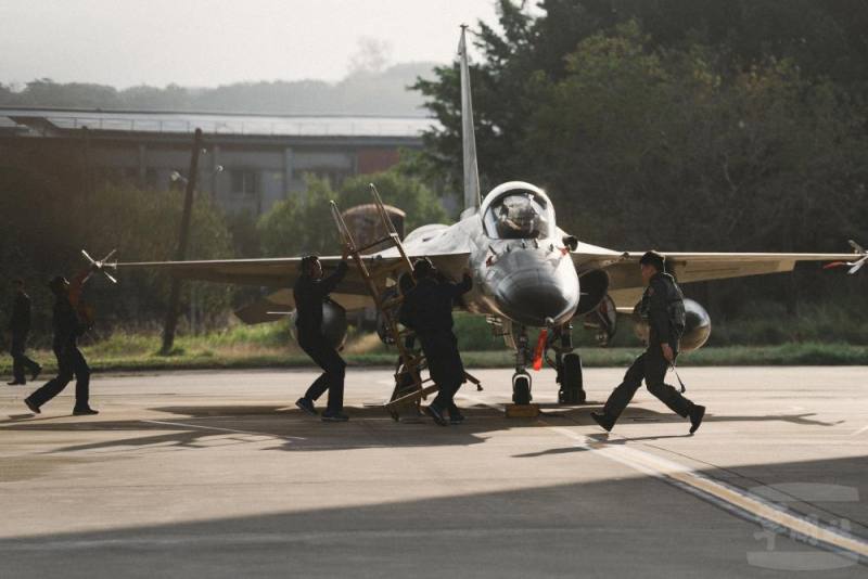 警戒室接獲命令後，飛行員與機務人員分工合作，5分鐘內完成著裝、開車、校準和空電儀器設定