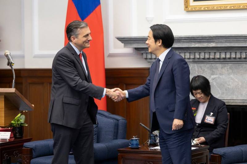 President Lai Ching-te shakes hands with the Ronald Reagan Presidential Foundation and Institute President David Trulio.