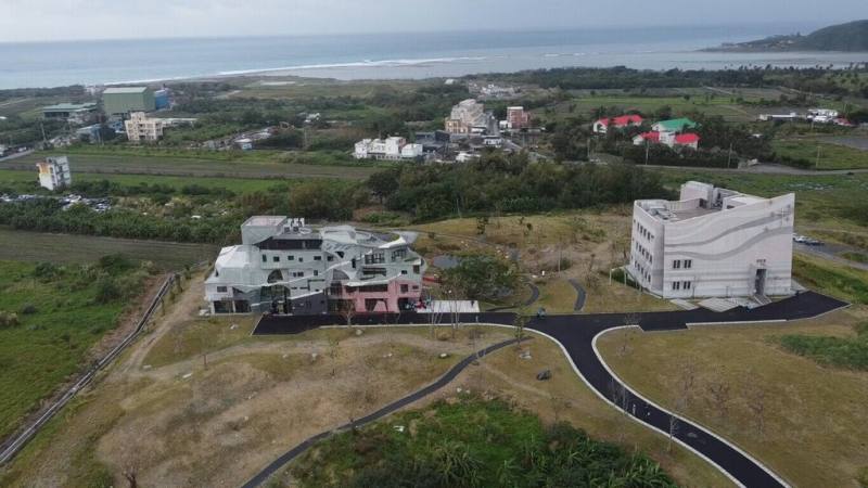 門諾會醫療財團法人在花蓮縣吉安鄉南濱段興建長照園區，音樂人李宗盛等人捐贈「年華樓」及失智家屋「湧愛樓」，預計農曆年後啟用。（門諾醫院提供）