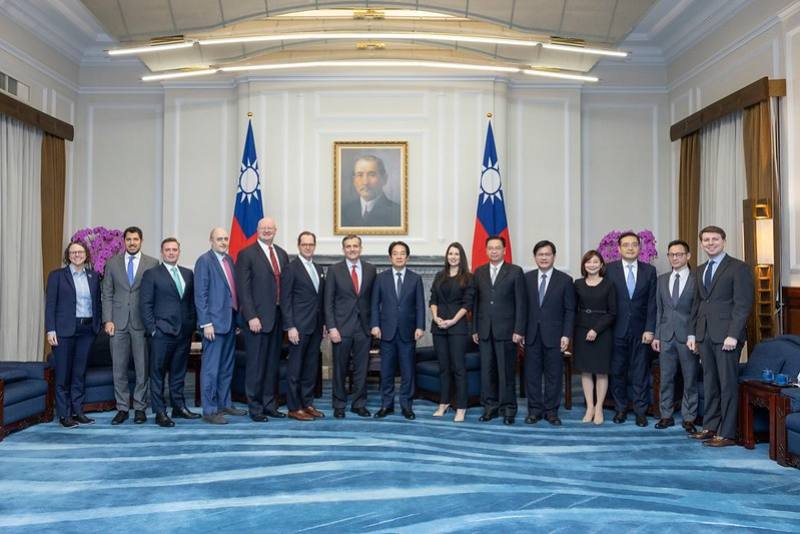 President Lai poses for a photo with a delegation from the Ronald Reagan Presidential Foundation and Institute.