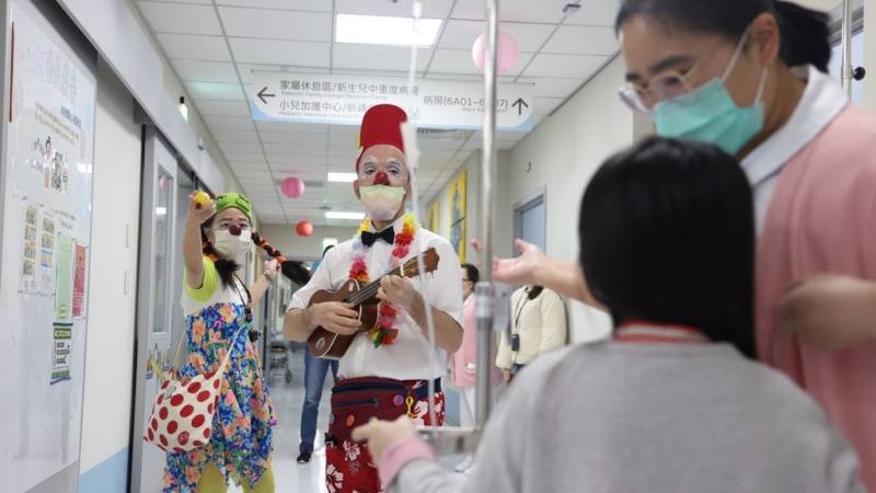 新竹市立馬偕兒童醫院表示，醫療小丑組織「紅鼻子醫生」即日起進駐醫院，未來每週1次探訪住院病童，以音樂、遊戲和表演與病人互動。（新竹馬偕兒童醫院提供）