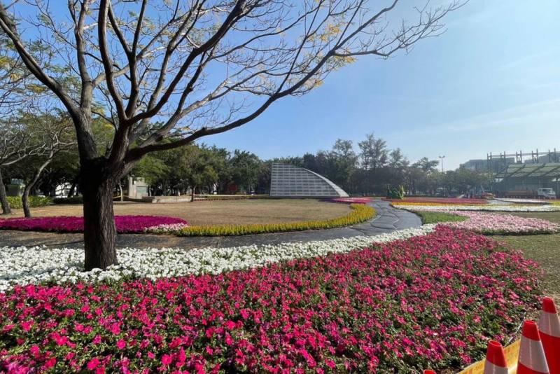 台南市政府利用新營區南瀛綠都心公園的中央大草坪，以紅、粉、黃、橘、藍、白、綠色系等草花，打造舒壓療癒的藝術花園，歡迎民眾走訪。（台南市政府提供）