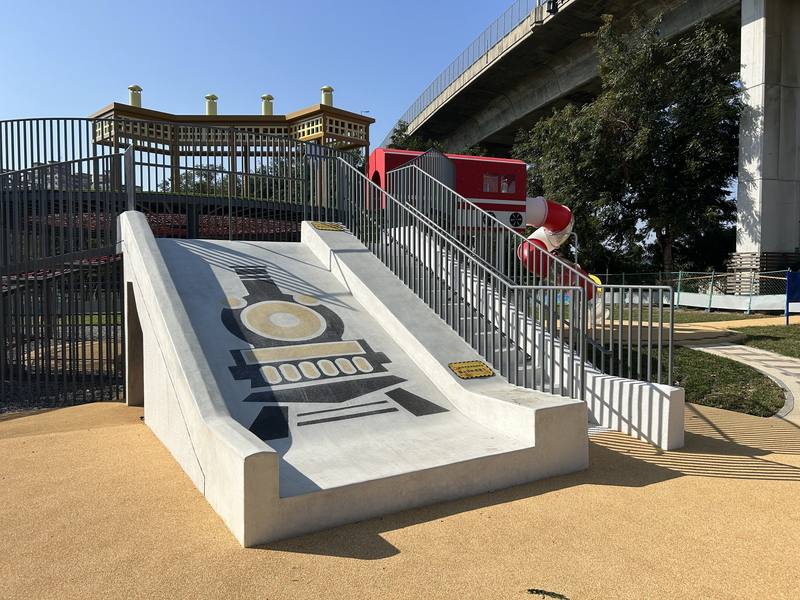 彰化景觀公園最近新增火車造型主題式遊樂場，蒸汽火車溜滑梯加上扇形車庫隧道吸睛，已有家長詢問何時開放，市公所10日表示，預計17日開放民眾遊玩