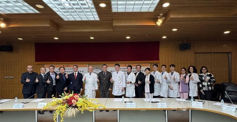 Representatives from National Taiwan University Hospital and Chunghwa Telecom hold a press conference on Thursday to celebrate their jointly developed "Intelligent Voice Emergency Prediction System of the Fourth-Generation Real-Time Synchronous Telehealth