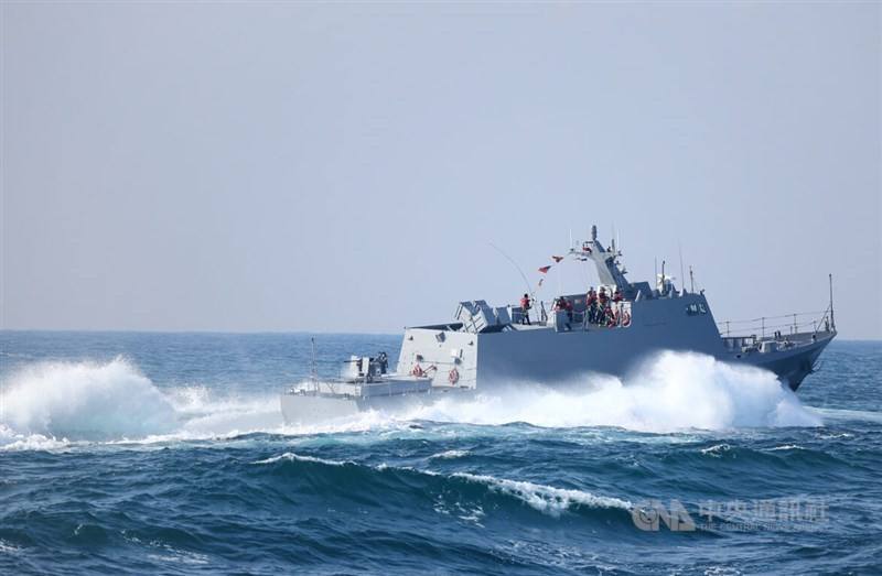 Kuang Hua VI-class missile boats pursue an vessel as a part of a Thursday drill. CNA photo