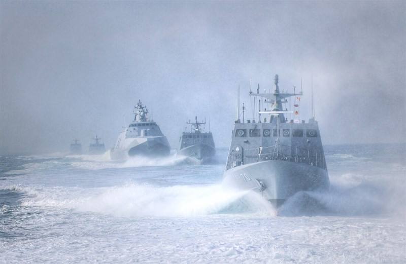 A Tuo Chiang-class corvette (third left) engages in a drill with four Kuang Hua VI-class missile boats as a part of the Navy's drill on Thursday. CNA photo