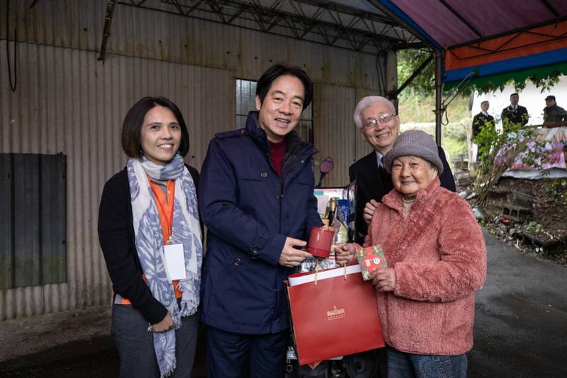 總統致贈營養堅果飲品、麥片做為新年禮物，祝福她身體健康，福壽延年