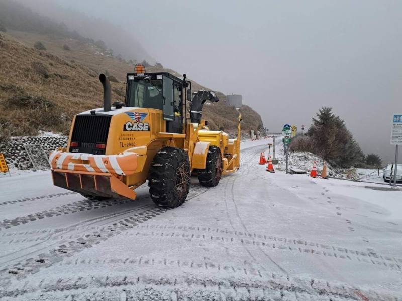 低溫搭配水氣，合歡山區10日夜間、11日凌晨陸續下雪，積雪約2、3公分，交通部公路局出動鏟雪車。（林業及自然保育署南投分署提供）