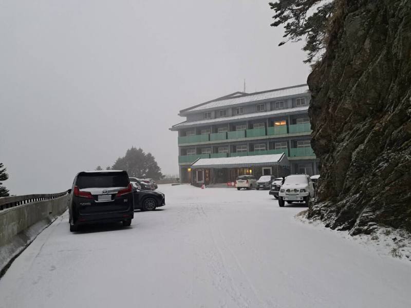 低溫搭配水氣，合歡山區10日夜間、11日凌晨陸續下雪，積雪約2、3公分，停放松雪樓門口的汽車引擎蓋、車頂披上一層雪衣。（林業及自然保育署南投分署提供）