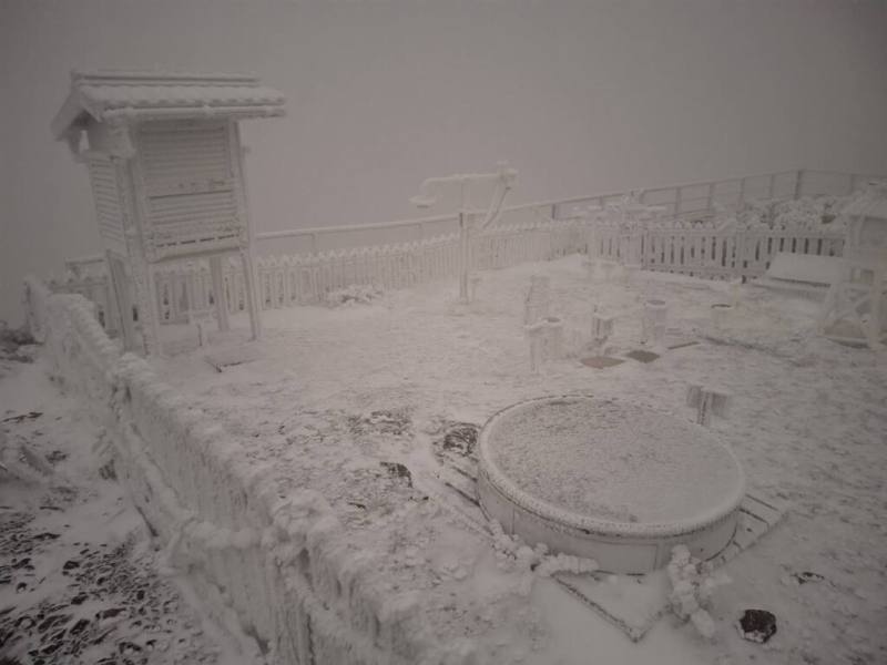 中央氣象署觀測，強烈大陸冷氣團發威，10日晚間玉山降雪，截至11日清晨6時多量測，雪深約0至3公分。（氣象署提供）