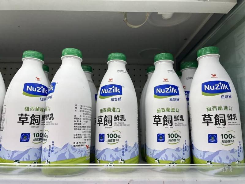 紐西蘭乳品2025年起進口零關稅，農業部表示，近期蒐集產區酪農意見，酪農告知憂心長效乳標示「鮮」乳，跟保存期僅14天的國產鮮乳混淆，希望超過14天不能標鮮乳。（消費者提供）