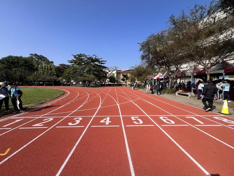 屏東縣潮州國小跑道因老舊影響學生上體育課安全，縣府爭取經費進行跑道整建，鋪設全密式PU跑道，給予師生安全運動環境，12日啟用