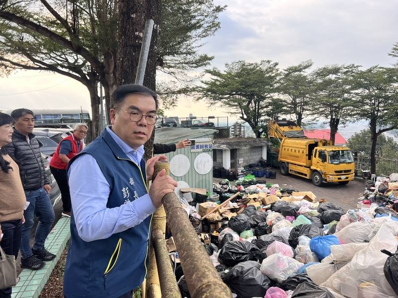 屏東縣瑪家鄉113年資源回收率突增56%，全鄉僅2輛資源回收車，無法負荷暴量的回收物，常得往返清運，增加民眾等待時間。環境部長彭啓明（前）12日視察，允諾補助1輛資收車