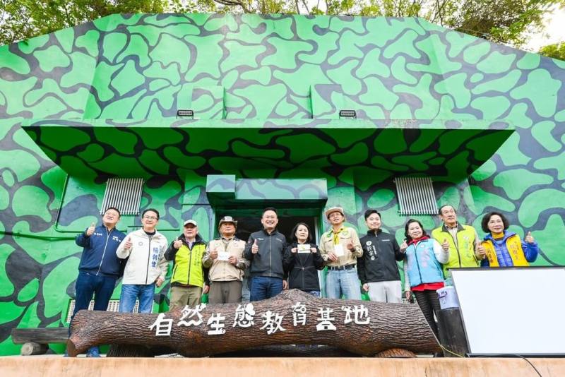 桃園市「大湳森林自然生態教育基地」位於大湳森林公園內的廢棄彈藥庫，12日舉行揭牌儀式，副市長蘇俊賓（左5）出席。（桃園市政府新聞處提供）