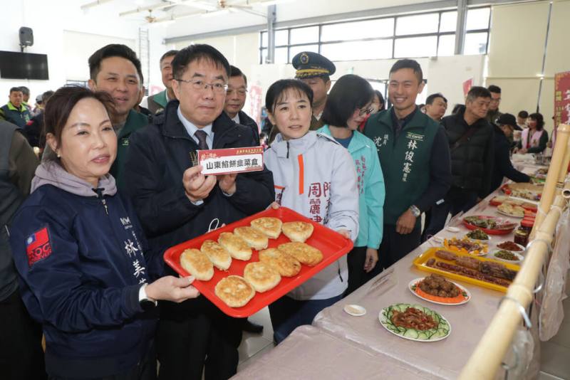 台南市政府13日在南區南都里活動中心舉辦南區眷村年貨大街宣傳記者會，市長黃偉哲（前左2）表示，這次年貨大街與文化季串聯，希望透過豐富活動與精心設計，延續眷村記憶。（台南市政府提供）