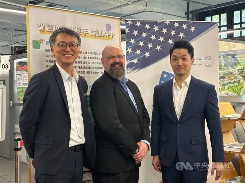 From left to right: Kung Ling-chieh, an associate professor at National Taiwan University's College of Management; Arend Zwartjes, the AIT's public affairs officer; and Taipei Mayor Chiang Wan-an. CNA photo