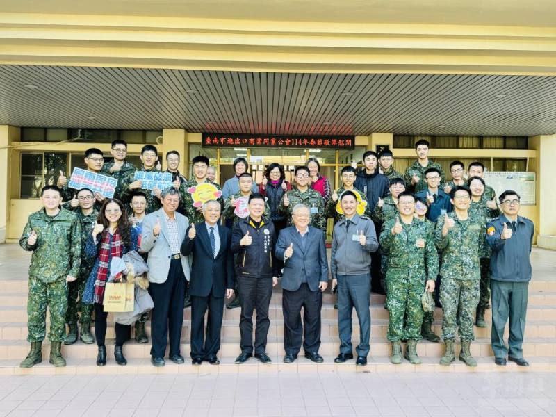 臺南市進出口商業同業公會慰勞臺南地區國軍部隊。（臺南市軍人服務站提供）