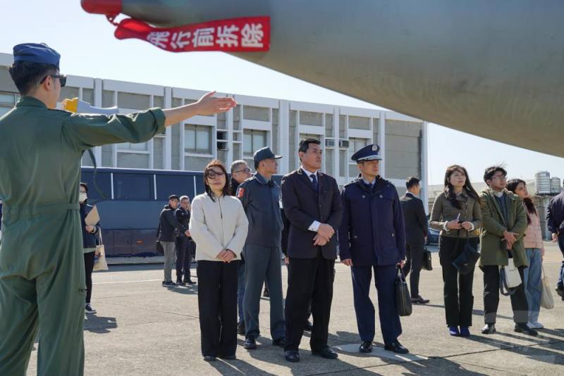 飛行員為委員介紹戰機性能