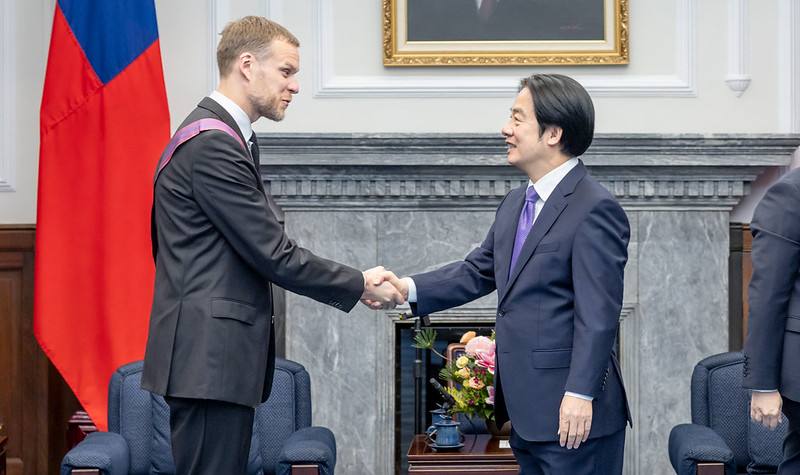 President Lai shakes hands with former Lithuanian Foreign Minister Gabrielius Landsbergis.