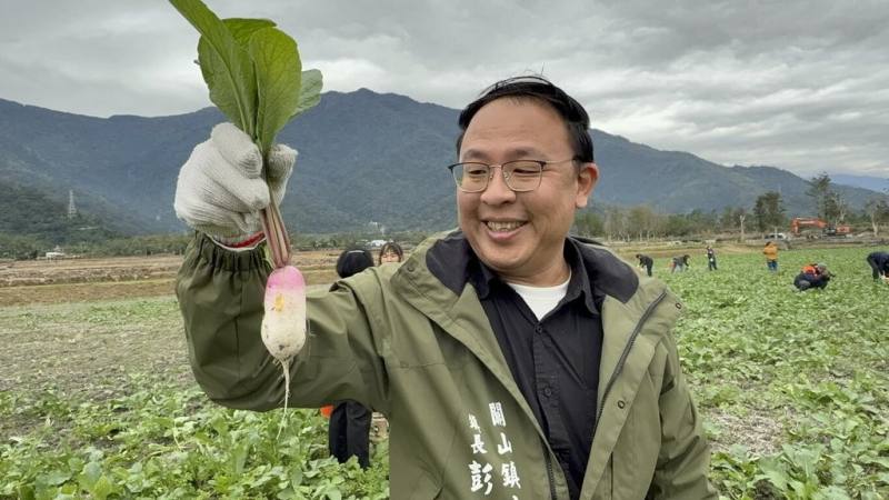 台東農曆春節前大型活動拔蘿蔔，關山鎮公所舉辦的與往年一樣，所有民眾都可參加，關山鎮長彭成豐（圖）14日先行體驗，並邀請民眾18日來參與活動。（民眾提供）