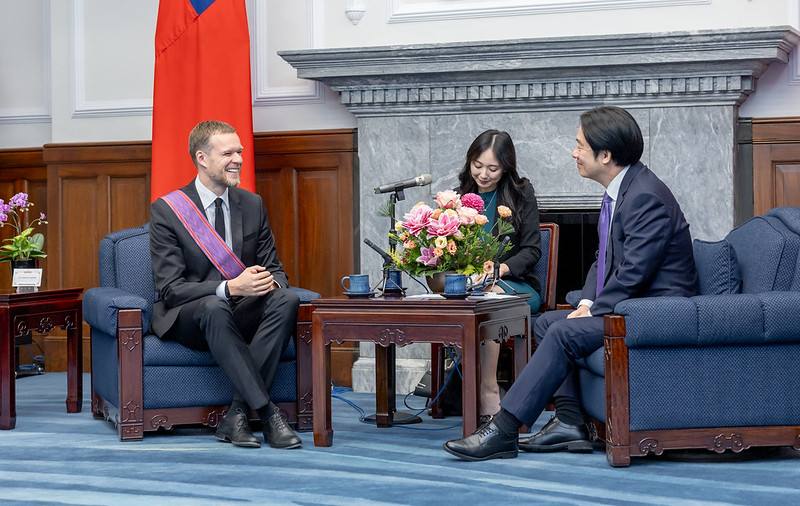 President Lai exchanges views with former Lithuanian Foreign Minister Gabrielius Landsbergis.